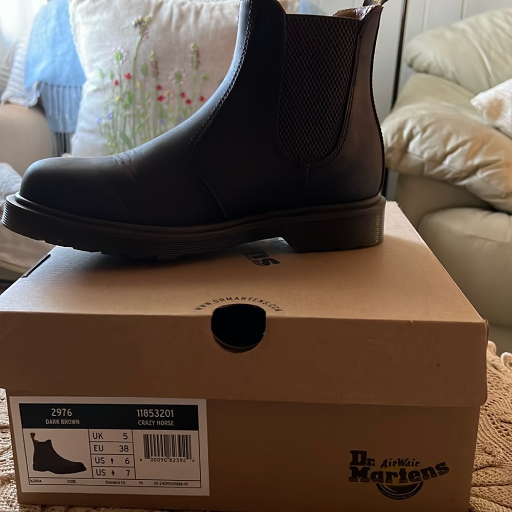 These are brand new still in box never worn…run more like a 7